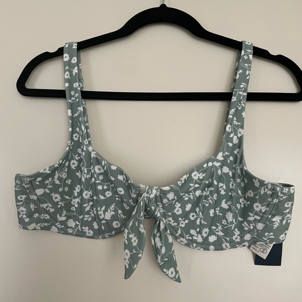 NWT Abercrombie Underwire Swim Top Size L